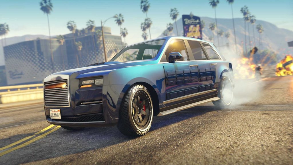 Vue avant et de côté droit de la voiture Enus Jubilee dans le jeu GTA Online. Le véhicule est peint en bleu, à ses portières renforcées avec un blindage supplémentaire, et le SUV fait échapper de la fumée blanche en grinçant ses pneus.