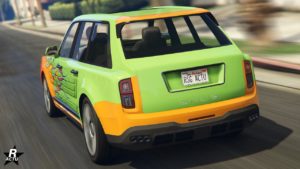 Image d'une vue arrière du véhicule Enus Jubilee dans GTA Online. La voiture est peinte en vert pomme, son pare-chocs arrière et son aileron de toit sont de couleur orange.