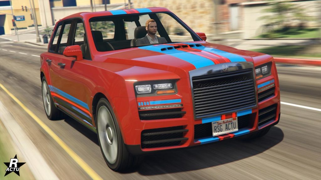 Image présentant l'Enus Jubilee vue de devant. Le véhicule de GTA Online est de couleur rouge et a une double bande bleue qui la traverse verticalement à son centre.