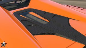 Vue rapprochée du capot arrière de la voiture Pegassi Zorrusso. Le capot est en carbone et dispose d'une vitre, laissant apparaître le bloc moteur.