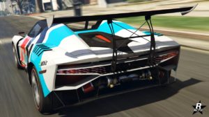 Vue arrière de la voiture Pegassi Zorrusso dans GTA Online. Le véhicule est de couleur blanche, avec des notes de bleues et rouges provenant de son motif "Xero Gas". Le pot d'échappement est clairement visible avec des éléments du moteur, et un grand aileron de course est accroché au pare-chocs arrière.