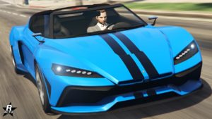 Vue avant de la voiture italienne Pegassi Zorrusso dans le jeu vidéo GTA Online. La carrosserie du véhicule est bleue et elle a deux bandes noires parallèles qui traversent verticalement le véhicule au centre.