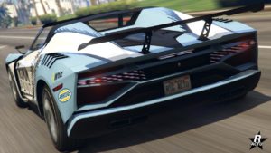 Image de la voiture Pegassi Zorrusso vue de l'arrière dans le jeu vidéo GTA Online. Le véhicule dispose d'un aileron en carbone de taille moyenne.