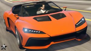 Vue avant du véhicule italien Pegassi Zorrusso. La carrosserie de la voiture est peinte intégralement en orange et le capot a deux prises d'air en carbone pour refroidir le moteur.