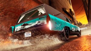 Vue arrière du corbillard Albany Lurcher dans GTA Online. Le véhicule est peint en bleu et un coucher de soleil se trouve en arrière-plan.