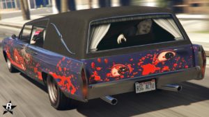 Image arrière du corbillard Albany Lurcher dans GTA Online, le véhicule dispose d'une peinture mauve et a le motif "L'éventreur" sur sa carrosserie qui ajoute différentes taches de sang en décoration. Par la lucarne arrière, il est possible d'apercevoir le cercueil ouvert avec le monstre Frankenstein qui tente de s'échapper.