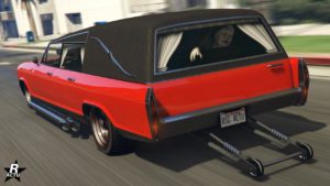 Vue arrière de l'Albany Lurcher. Le véhicule est peint en rouge et le toit est recouvert d'un tissu noir. La voiture est customisée avec une barre de roulettes pour les courses de drags.