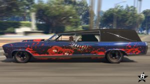 Image donnant un aperçu latéral à la voiture Albany Lurcher dans le jeu GTA Online. La longueur du corbillard est assez importante et le véhicule est peint en mauve.