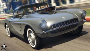 Vue avant de la voiture Invetero Coquette D1 dans GTA Online, elle est de couleur grise et le bloc moteur dépasse du capot.