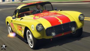 Vue avant du bolide de course Invetero Coquette D1, elle est peinte en jaune et sa carrosserie possède différent décalcomanie de course. Le pot d'échappement latéral crache une flamme.