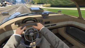 Vue du pilote lors de la conduite de la voiture Invetero Coquette D1. L'habitacle détaillé du véhicule est clairement visible, il est recouvert d'une matière de couleur beige.