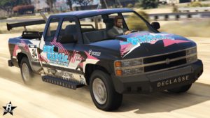 Image de l'avant de la voiture Declasse Yosemite 1500 dans GTA Online. La carrosserie est peinte en noir et est recouvert par le motif "Auto Exotic"