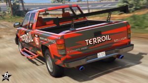 Image montrant le véhicule tout-terrain Declasse Yosemite 1500 dans GTA Online. La voiture est présentée de l'arrière et elle est peinte en rouge. Sur sa carrosserie, le motif "Course Terroil" est présent, tout comme un aileron en carbone.