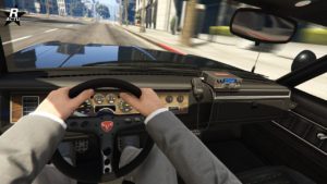 L'habitacle de la Bravado Greenwood Cruiser vue par le conducteur, on y voit le tableau de bord et les compteurs derrières le volant son incrustés dans une boiserie.