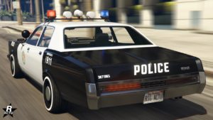 Vue arrière de la voiture de flic Bravado Greenwood Cruiser, elle est de couleurs noir et blanc. Il est écrit "police" au-dessus du pare-chocs arrière.