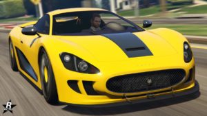 La voiture Ocelot XA-21 de couleur jaune vue de devant dans le jeu vidéo GTA Online. Sur son capot, une bande grise à la verticale est présente, avec en son sein, une petite aération pour le moteur. Derrière la calandre grillagée qui se trouve dans le pare-chocs avant, on peut apercevoir le radiateur du moteur.