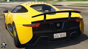 Vue arrière du véhicule Ocelot XA-21 dans GTA Online. La voiture est peinte en jaune, l'aileron dynamique est déployé et sur le toit se trouve des générateurs à tourbillons.