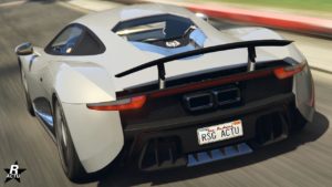 Vue arrière du véhicule Ocelot XA-21 dans le jeu Grand Theft Auto Online. La voiture est présentée avec une couleur grise, a différents éléments en carbone au niveau du diffuseur arrière, et à un double pot d'échappement rectangulaire.