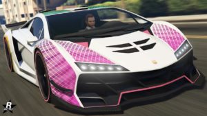 Le véhicule italien Pegassi Zentorno avec un angle de vue de devant. La voiture est entièrement peinte en blanc avec une décalcomanie de multiples losanges d'un dégradé de roses.