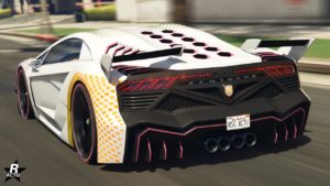 Image d'une vue arrière de l'hyper car Pegassi Zentorno dans le jeu vidéo Grand Theft Auto Online. La carrosserie de la voiture est peinte en blanc et est recouverte à certains endroits, d'une décalcomanie de motifs de losanges de couleur jaunes.