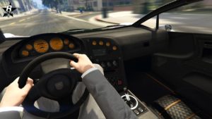 Vue de l'habitacle de la voiture Pegassi Zentorno vue du conducteur. L'habitacle est assez sommaire, le tableau de bord dispose de plusieurs cadrant, y compris dans la console centrale.