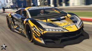 Image avant de la voiture Pegassi Zentorno dans GTA Online. Le véhicule est de couleur orange et noir avec quelques éléments en blanc. La carrosserie possède le groupe de décalcomanie se nommant "Rockstar Motorsport".