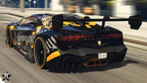 Image arrière de la Pegassi Zentorno, la voiture dispose d'un grand aileron de course en carbone et du motif "Rockstar Motorsport" sur sa carrosserie qui est peinte en orange et en noir.