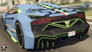 Image présentant la voiture de type supersportive Pegassi Zentorno vue de son arrière. La carrosserie est peinte en bleu nautique avec des finitions en vert lime sur le pare-chocs arrière. Une bande des trois couleurs de l'Italie traverse la voiture verticalement à son centre.