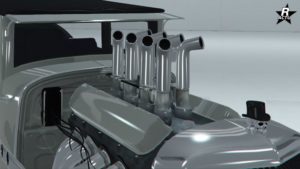 Image du capot de série de la voiture Albany Fränken Stange. Le bloc moteur est apparent et a des tuyaux qui s'échappent vers le haut.