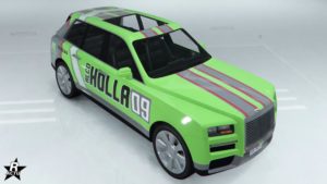 Aperçu du groupe de décalcomanie "Bandes Alcoholla" sur l'Enus Jubilee. Ce motif de véhicule ajout une double bande grise sur la carrosserie qui la traverse verticalement à son centre. Sur les cotés latéraux, il est écrit en noir "Alcoholla" et le chiffre "09" en blanc.