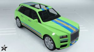 Image donnant un aperçu du motif "Bandes colorées" sur le SUV Enus Jubilee dans le jeu GTA Online. Il s'agit d'une double bande bleu sur la carrosserie qui la traverse verticalement, avec au centre de cette double bande bleu, une seconde double bande qui est assez fine de couleur rouge. Ce même duo de double bande est présent au niveau des bas de caisse sur les côtés latéraux.