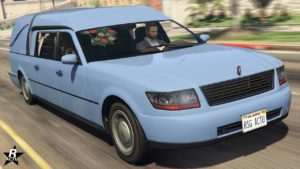 Vue avant du Chariot Corbillard Romero dans GTA Online. Le véhicule est de couleur bleu ciel et est mouvement sur une route de Los Santos.