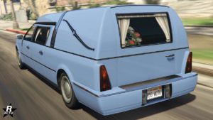 Vue arrière du véhicule Chariot Corbillard Romero. La carrosserie de la voiture est bleu ciel et sa plaque immatriculation indique "RSG ACTU" qui est les initiales de notre site Rockstar Actu.