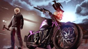 Vue avant de la moto d'halloween LCC Sanctus dans GTA Online. Le véhicule est de couleur mauve, un corbeau est posé sur le crâne qui orne l'avant de la moto, et un personnage tenant une hache et portant un masque d'halloween se trouve légèrement derrière et sur le côté gauche de la moto.