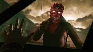Un joueur de GTA Online portant le masque d'halloween "crâne enflammé rouge".