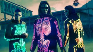 Les tenues onesies squelette lumineux mauves et verts portées par des personnages de GTA Online. Il s'agit d'une tenue intégralement en noir et recouvert d'un dessin d'un squelette coloré.
