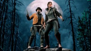 Deux personnages de Red Dead Online portant des vêtements qui sont à débloquer avec les avantages d'octobre 2024