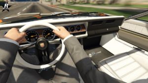 Image du point de vue du conducteur conduisant la Pegassi Toreador dans GTA Online. L'habitacle intérieur est raffiné et est de couleur blanche.