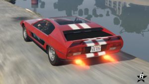 Vue arrière de la Pegassi Toreador, le véhicule est présenté en vue arrière. Des flammes sortes des pots d'échappements qui résultent de l'utilisation du boost de la voiture.