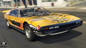 L'avant de la Pegassi Toreador, la voiture de GTA Online est de couleur jaune et dispose d'un motif de carrosserie "Camouflage requin".