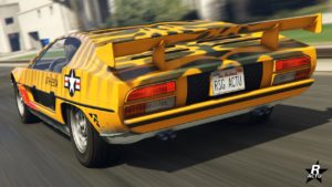 Image de la voiture Pegassi Toreador dans GTA Online, le véhicule est présentée en vue arrière. Sa couleur de carrosserie est jaune et un grand aileron est présent à l'arrièredu véhicule.