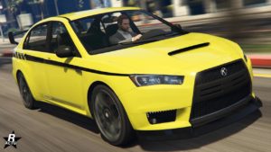 Image présentant le véhicule de sport Karin Kuruma vue de devant. La voiture est peinte en jaune et a une bande noire sur les côtés, partant du phare avant jusqu'à l'arrière de la sportive.