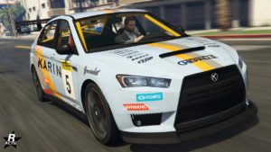 L'avant de la voiture Karin Kuruma dans le jeu vidéo GTA Online. Le véhicule est peint en blanc et a des décalcomanies de course sur sa carrosserie. L'habitacle intérieur dispose d'une cage d'arceaux de sécurité de couleur jaune.