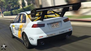 Image de l'arrière du véhicule Karin Kuruma dans GTA Online. La voiture de sport est peinte en blanc et a un énorme aileron fixé à l'arrière sur le coffre.