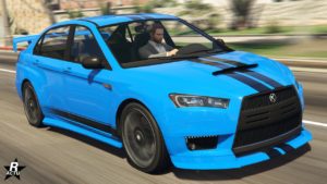 Vue avant de la voiture japonaise Karin Kuruma dans le jeu GTA Online. Le véhicule dispose d'une peinture bleue recouvrant l'intégralité de cette voiture de sport, et a deux bandes noires parallèles.