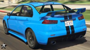 Image présentant le véhicule Karin Kuruma avec une vue arrière dans le jeu vidéo GTA Online, la voiture est peinte en bleu et a une double bande noire qui la traverse verticalement.