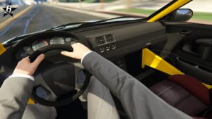 Vue de l'intérieur de la voiture japonaise Karin Kuruma dans GTA Online du point de vue du conducteur.