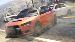 Image de la voiture Karin Kuruma (blindée) poursuivie par des voitures de police.