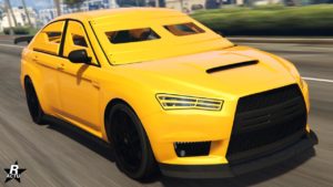 La Karin Kuruma (blindée) vue de devant, la voiture de GTA Online est peinte intégralement en jaune.