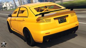 Image d'une vue arrière du véhicule Karin Kuruma (blindée) dans le jeu GTA Online, la carrosserie de la voiture est jaune.